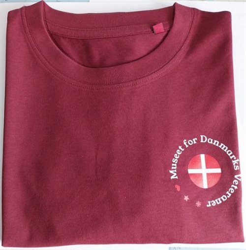 T-shirt med Museets nye logo, bordeaux rød